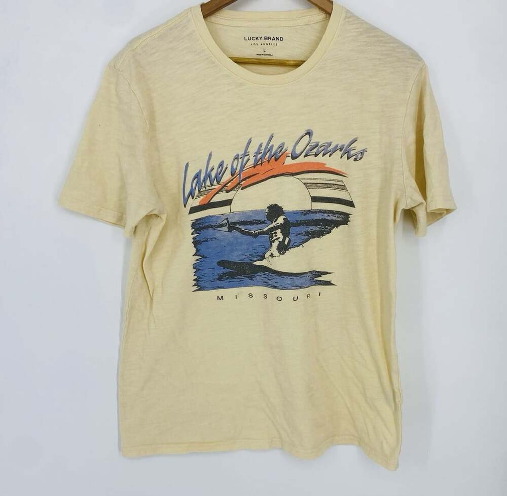 Lucky Brand Lake of the Ozarks Missouri Graphic Tee Mens L Yellow Water Skiing